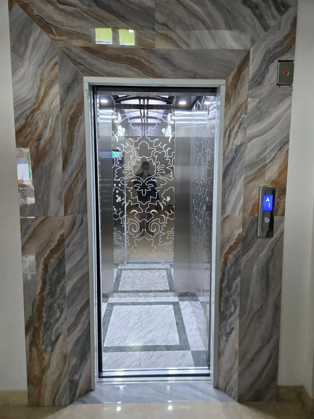 Lift Penumpang